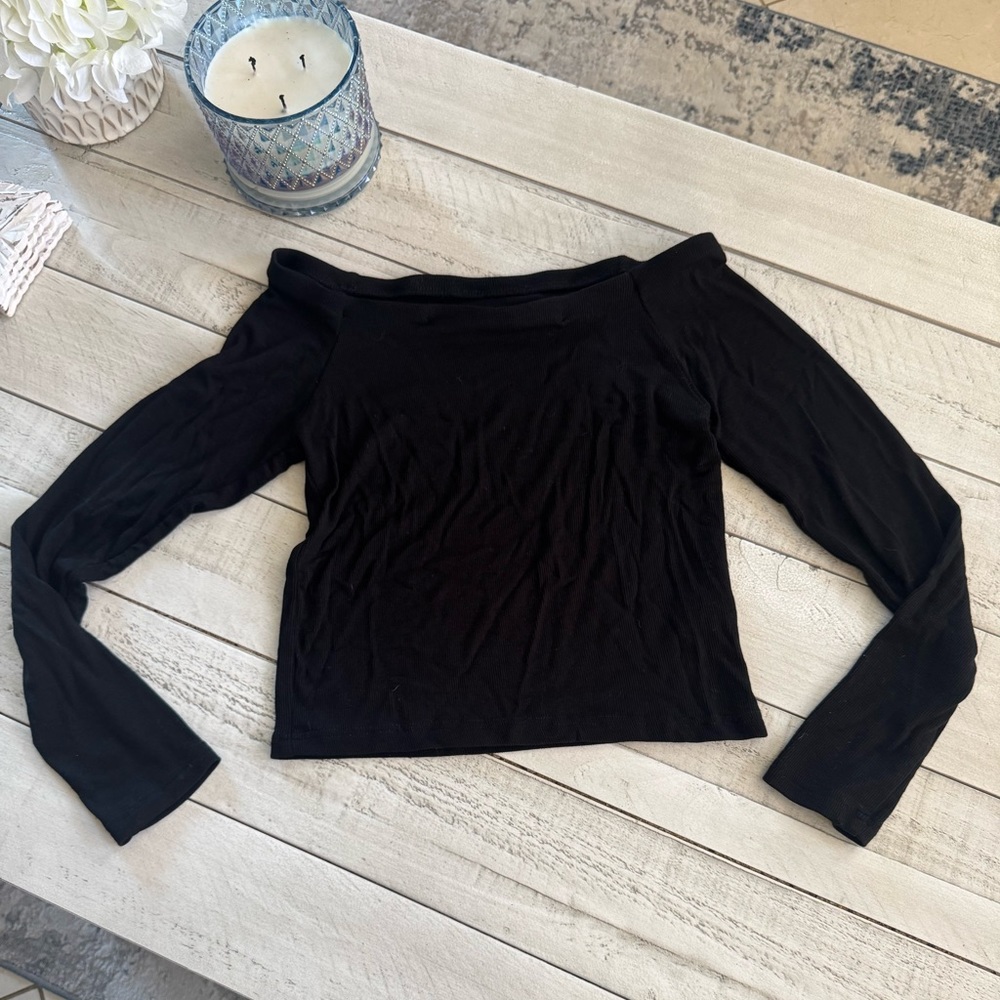 Black long sleeved fitted crop top